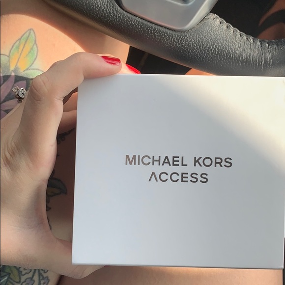 Mk access smartwatch brand new in box - Picture 2 of 2